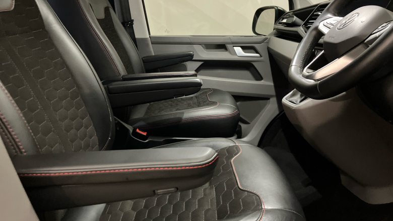 Volkswagen Transporter T32 Swb Diesel Special Edition 2.0 BiTDI 204 Sportline Black Ed Kombi Van DSG